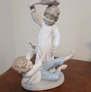 LLADRO NAO Pillow Fight #281 - Mint
